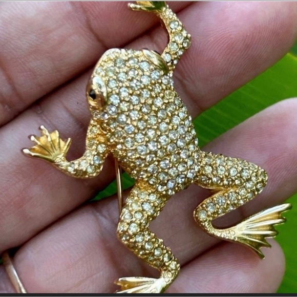 Vintage CHRISTIAN DIOR Gold Tone Swarovski Crystal encrusted pave Frog Brooch - Picture 9 of 11